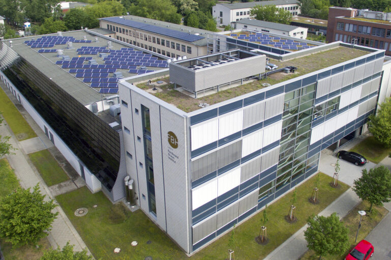 Außenansicht. Luftaufnahme des Ferdinand-Braun-Instituts, Berlin, 06/2016 im Vordergrund: Haus 3 (Nebeneingang), Rückseite Technikum mit Solarwand